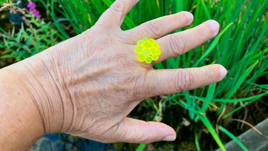 gul fingerring i plexiglas af Karoline Kalsø